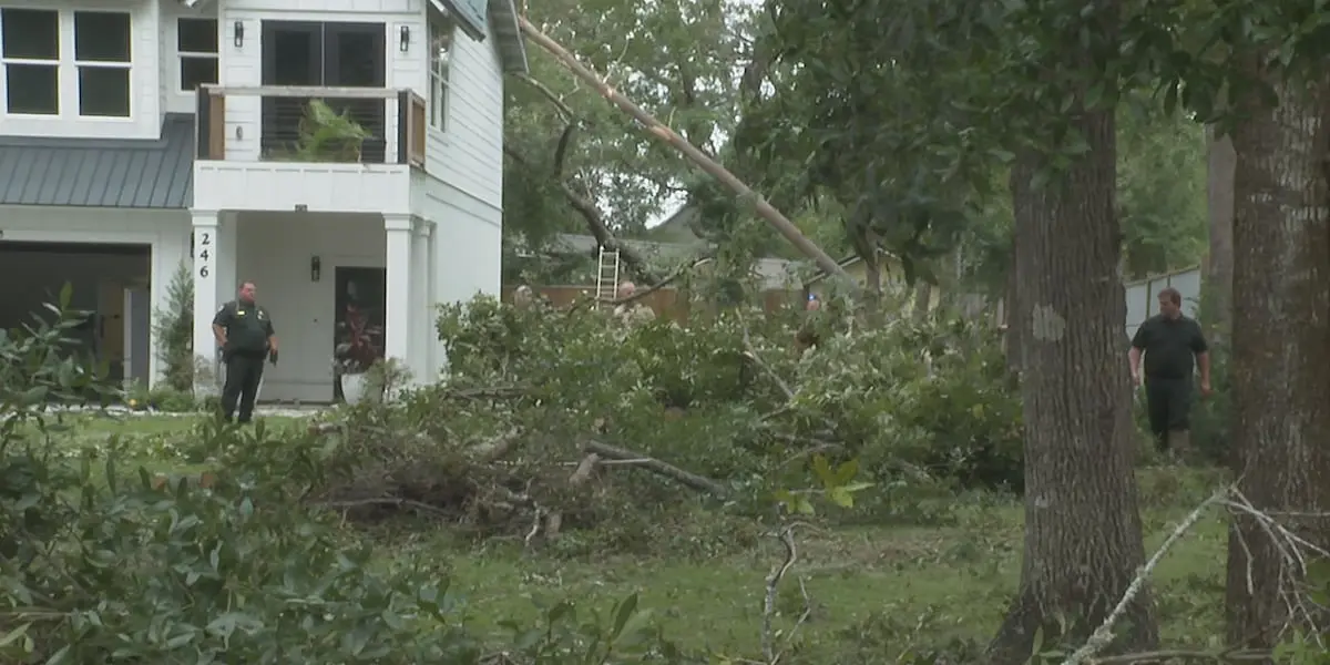 Walton County Deputies Help Neighbors Clean Up After Hurricane Isaias